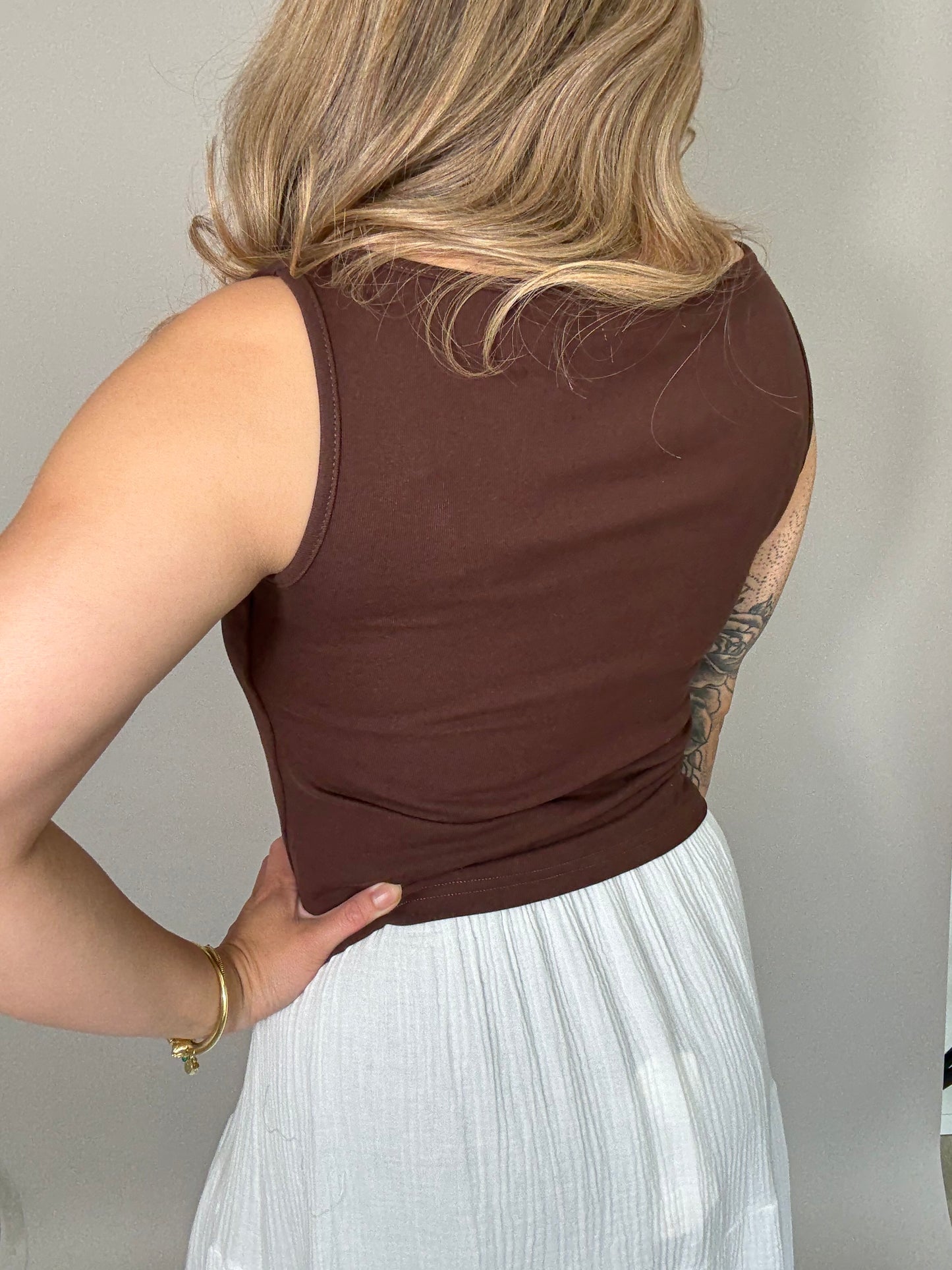 Basic Top - in Braun