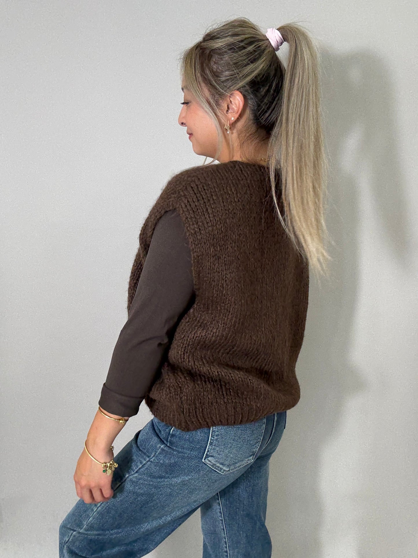 Strickweste mit Bändchen - Schokobraun
