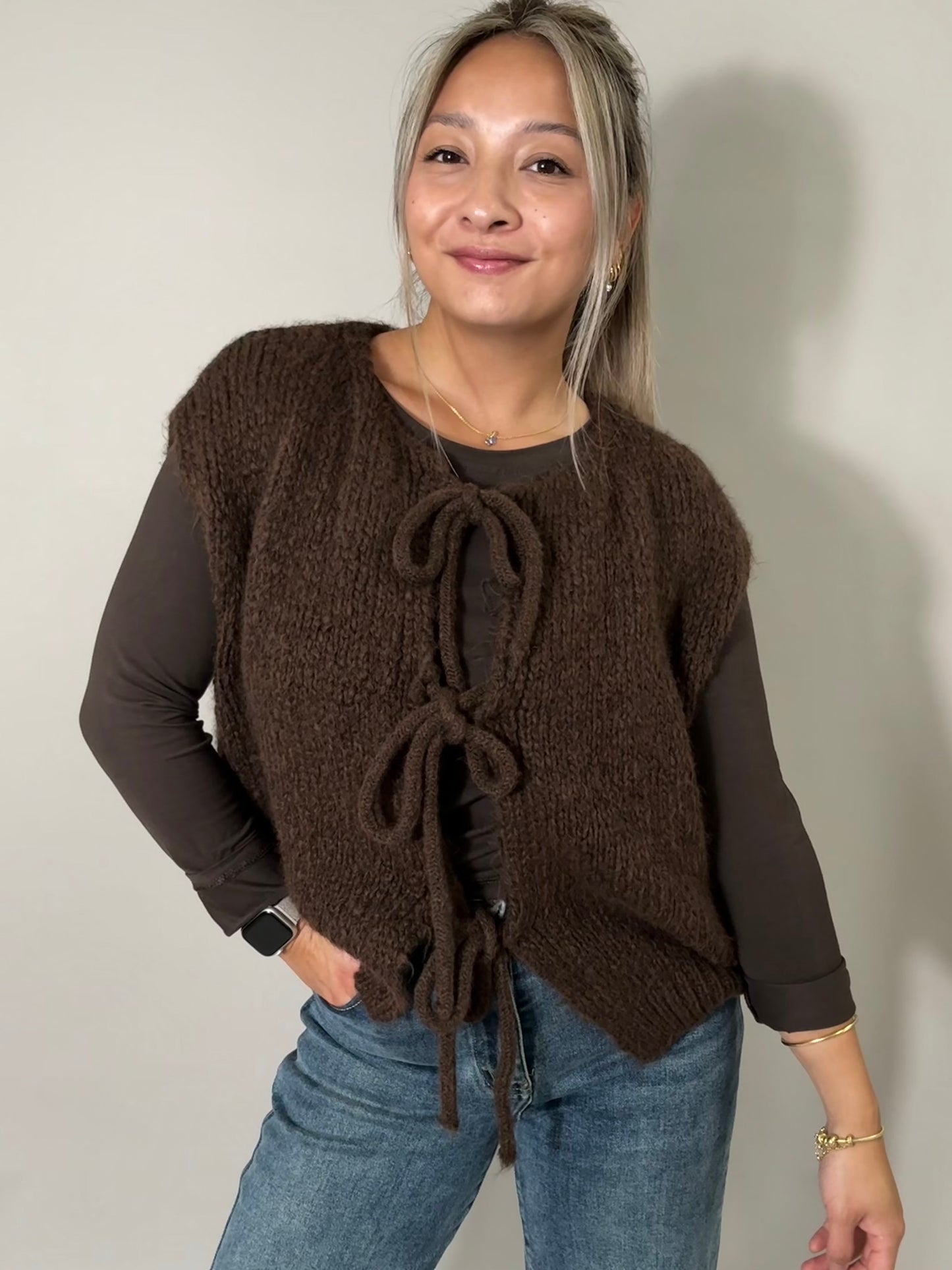 Strickweste mit Bändchen - Schokobraun