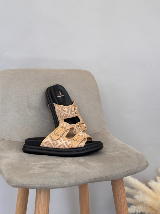 Statement Sandalen mit Muster & Goldschnallen in Beige